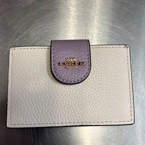 It’s in good conditions. I bought it in thanks giving!